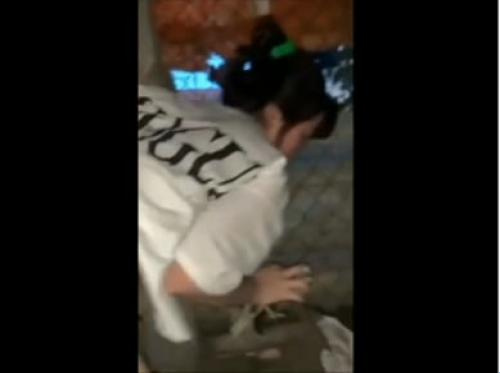 Mencuri dengan beruang di belakang kandang Babi