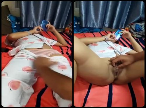 Suami bermain-main dengan kepang istri tercinta sambil sibuk berburu jualan