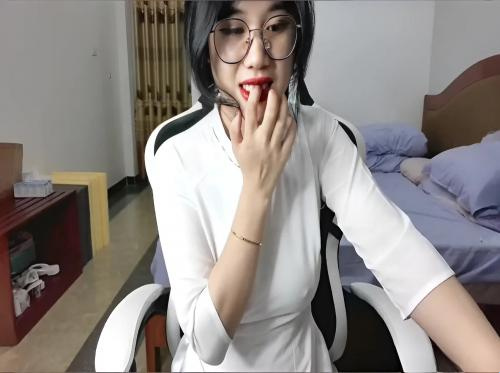Gadis seksi di ao dai Anna Bear siapa masturbasi