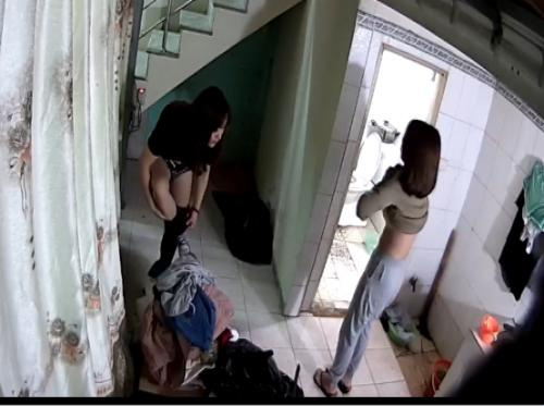 Diam-diam merekam seorang gadis berpayudara besar sedang berganti pakaian