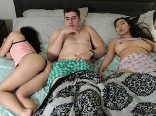 Malam tanpa tidur bersama ibu tiriku dan saudara tiriku yang penuh nafsu