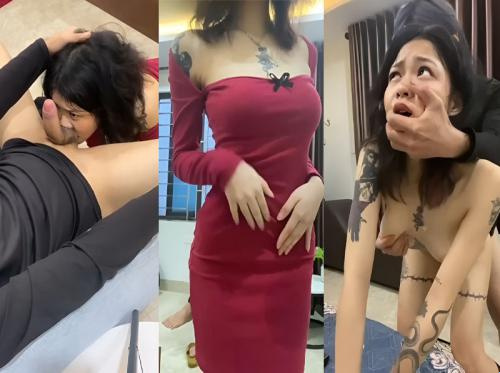 Suatu hari dengan seorang gadis bertato sangatlah erotis...