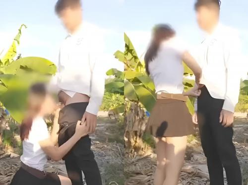 Saat dia terangsang, dia membawanya ke kebun pisang untuk bermain-main