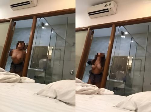 Saat sedang mandi, dia masuk dan meniduriku