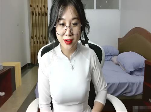 Video Anna Bear di Ao Dai sedang melakukan masturbasi